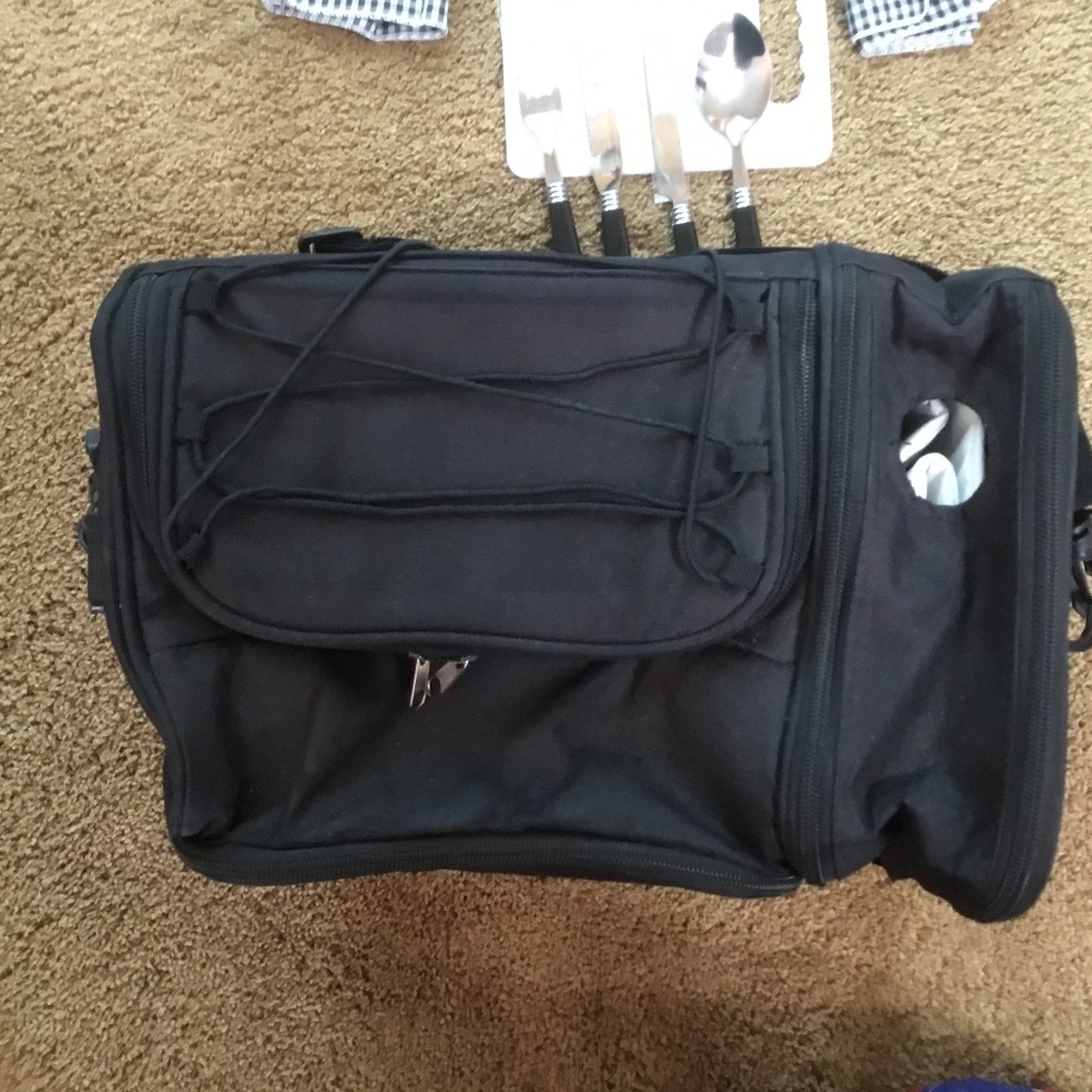 Cooler Bag America’s Most Wanted Soft Sided Picnic Set - Picture 10 of 16
